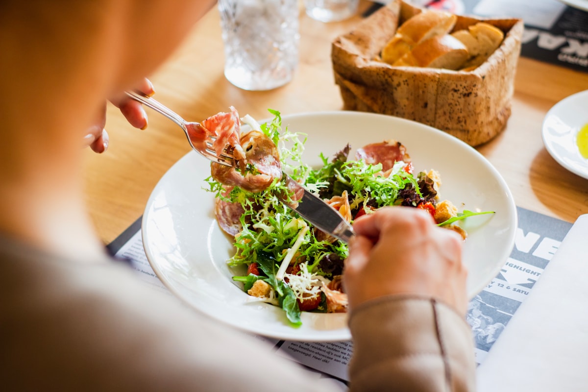 Bunter Gemüsesalat mit Quinoa und Hähnchen